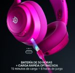 Auriculares rosados sobre oreja con cable USB-C cargando; texto indica batería de 50 h y carga rápida optimizada (15 min = 6 h).