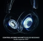 Close-up of over-ear headphones with glowing blue ear cups; product name 'Controladores magnéticos de neodimio' and 'Audio espacial 360°'