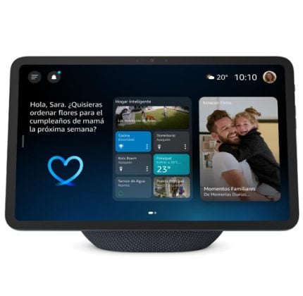 Smart home display showing a Spanish greeting, a blue heart icon, widget cards, and a family photo on the right.