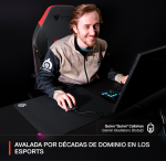 Quinn Callahan de Gaimin Gladiators (Dota 2) sentado frente a un PC, sonriendo durante una partida de esports.