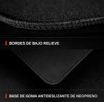 Close-up of a black product with two labeled sections: 'BORDES DE BAJO RELIEVE' and 'BASE DE GOMA ANTIDESLIZANTE DE NEOPRENO' with orange markers.