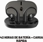 Black wireless earbuds in an open charging case with skull logos on the buds; caption reads '42 HORAS DE BATERÍA + CARGA RÁPIDA'